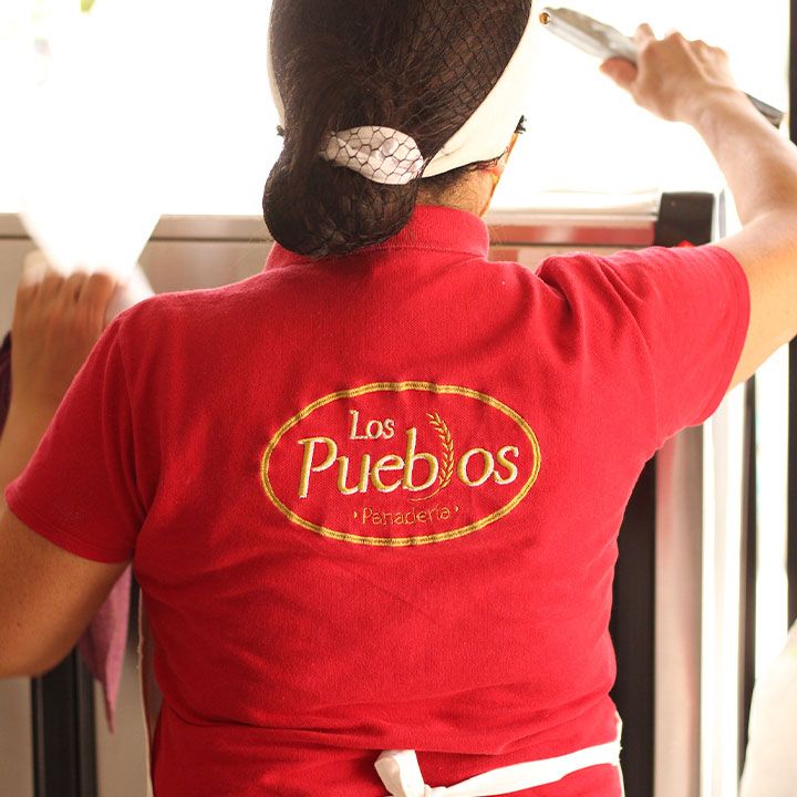 Panadera de Los Pueblos trabajando por la mañana